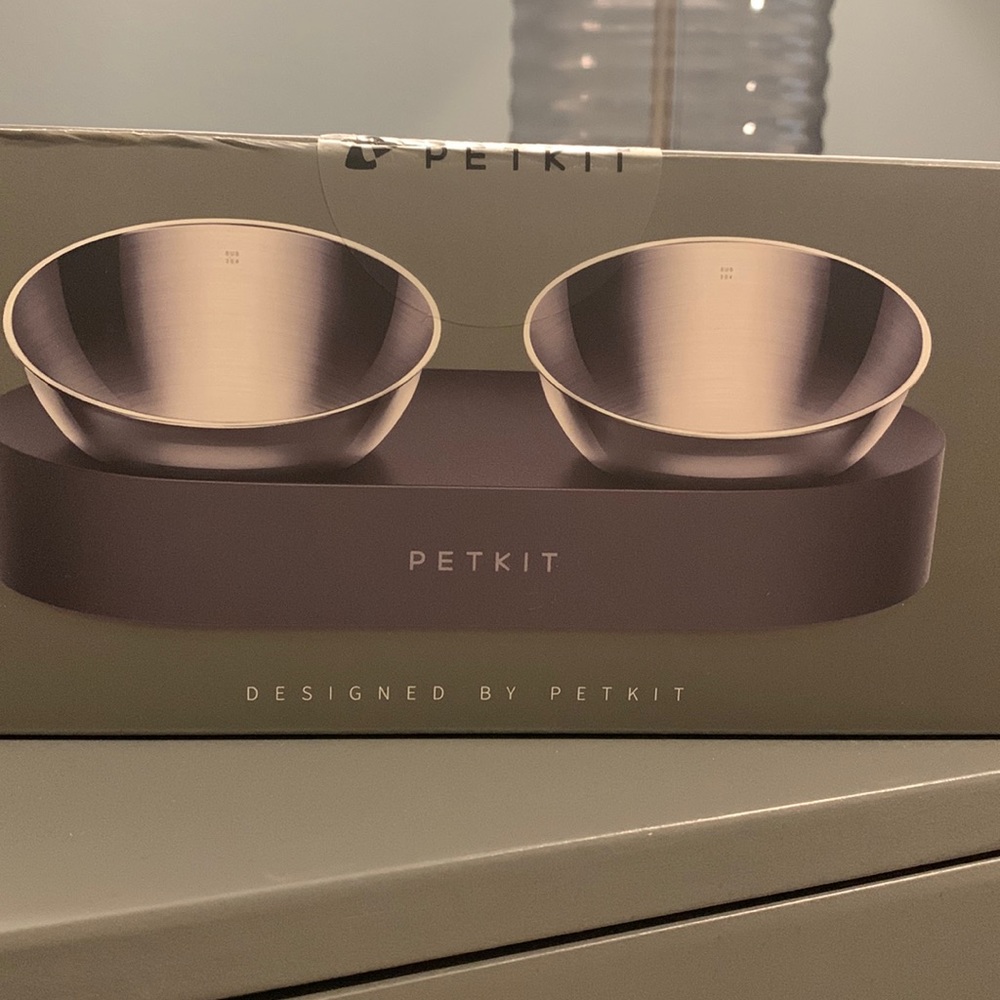 Adjustable metal feeding bowl. Bowls can be flat or tilted for ease of eating.